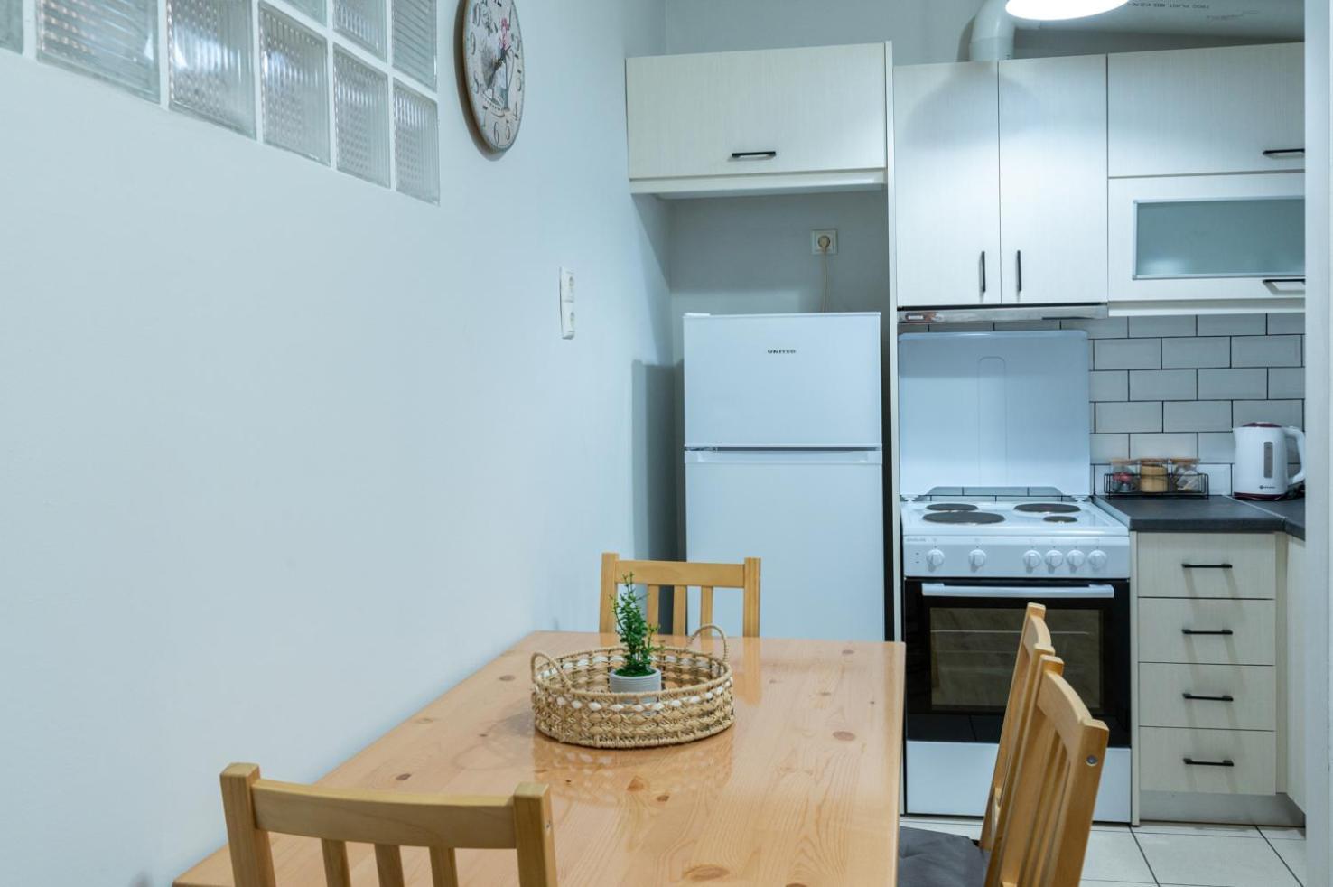 Entire Apt, 2 Bdrm, City Center アテネ エクステリア 写真