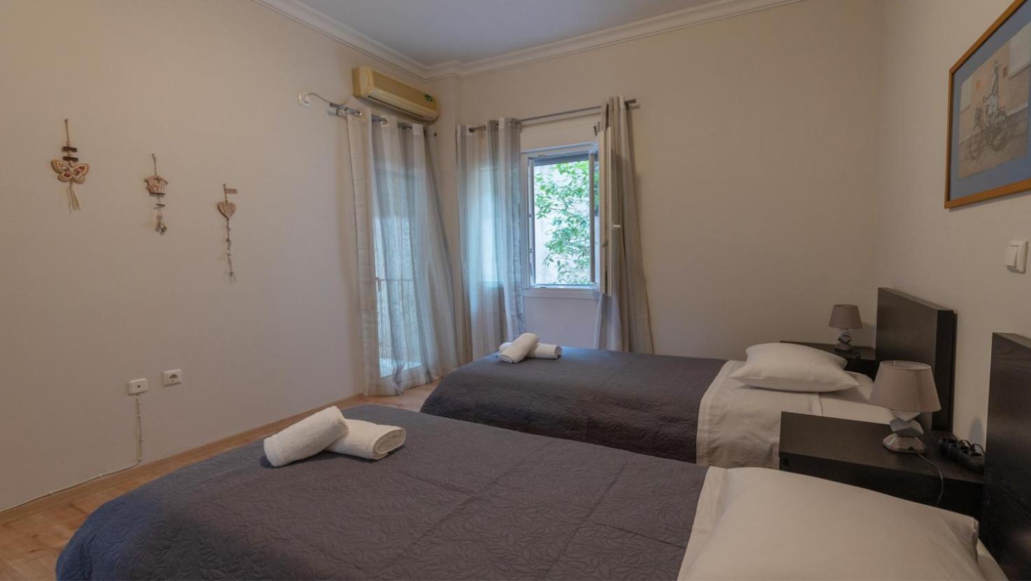 Entire Apt, 2 Bdrm, City Center アテネ エクステリア 写真