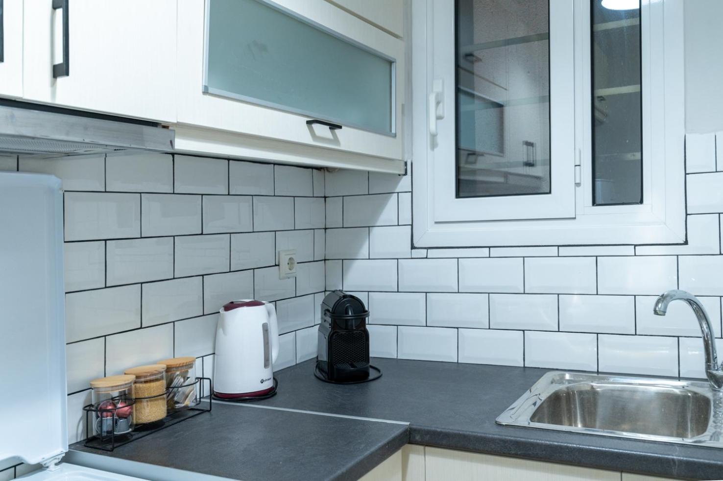 Entire Apt, 2 Bdrm, City Center アテネ エクステリア 写真