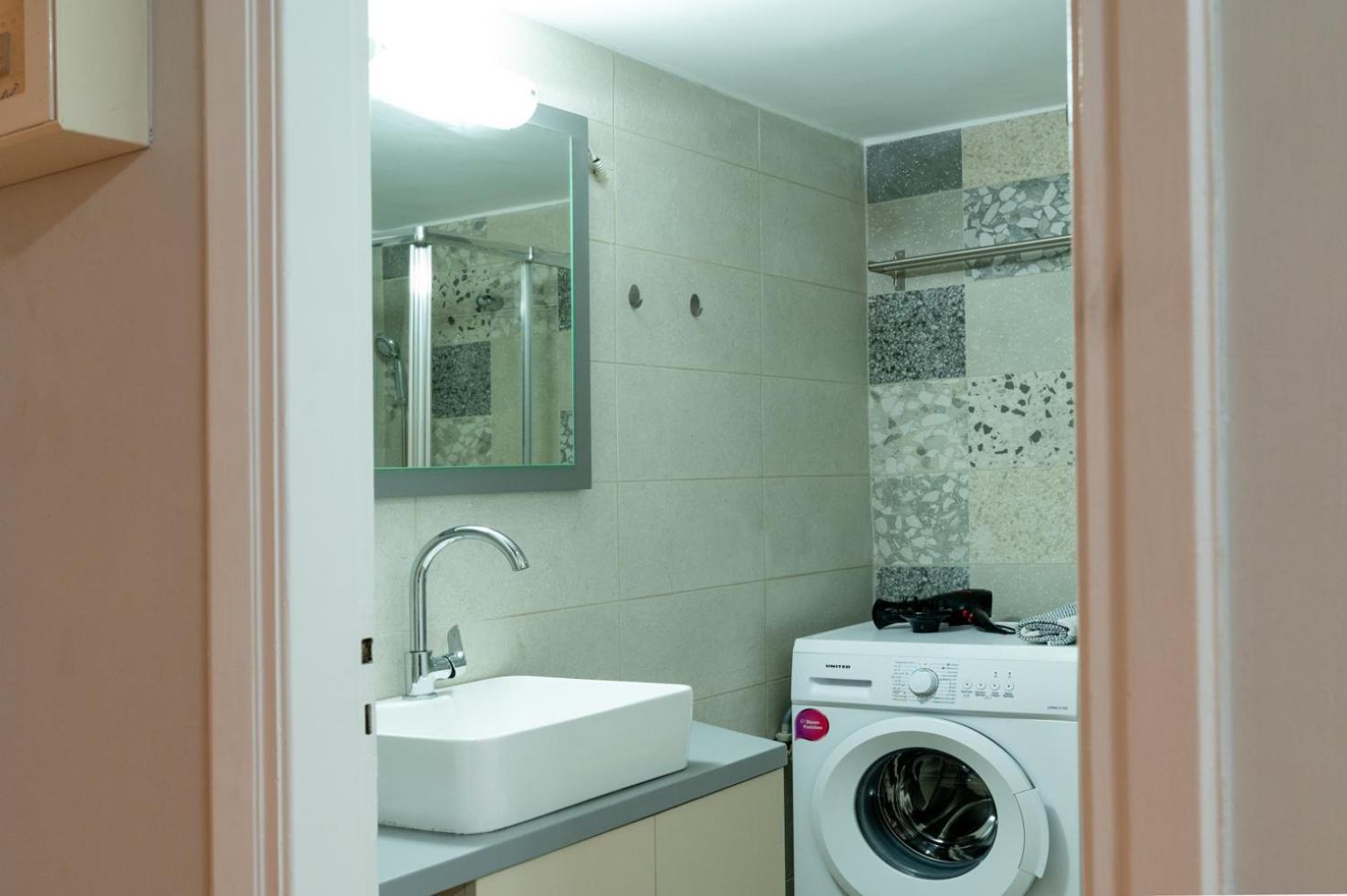 Entire Apt, 2 Bdrm, City Center アテネ エクステリア 写真